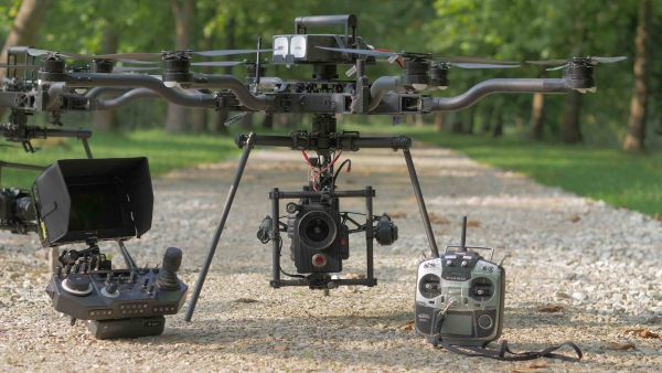 Drone Alta 8 Freefly Camera Red Cinema publicité